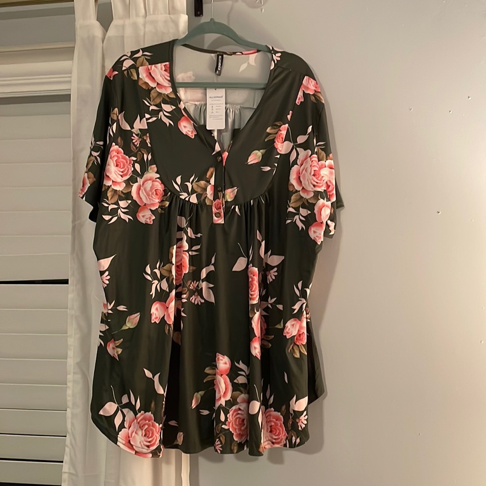 Allegrace short sleeved tunic. Size 4X. Dark green with pink floral pattern. NNW